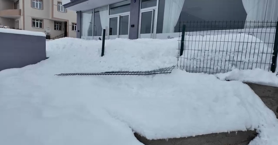 Tufanbeyli’de 40 santimetreyi bulan kar yağışı hayatı olumsuz etkiledi
