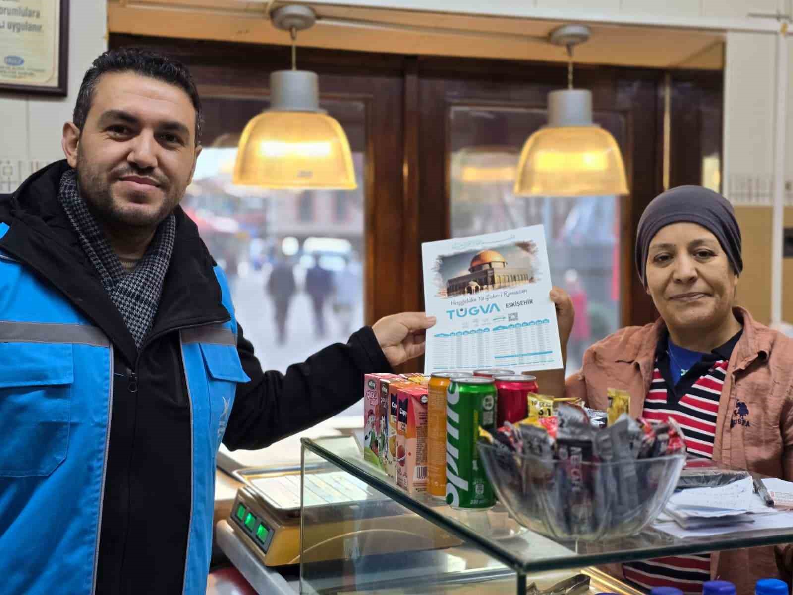 TÜGVA Eskişehir’den esnafa imsakiye dağıtımı
