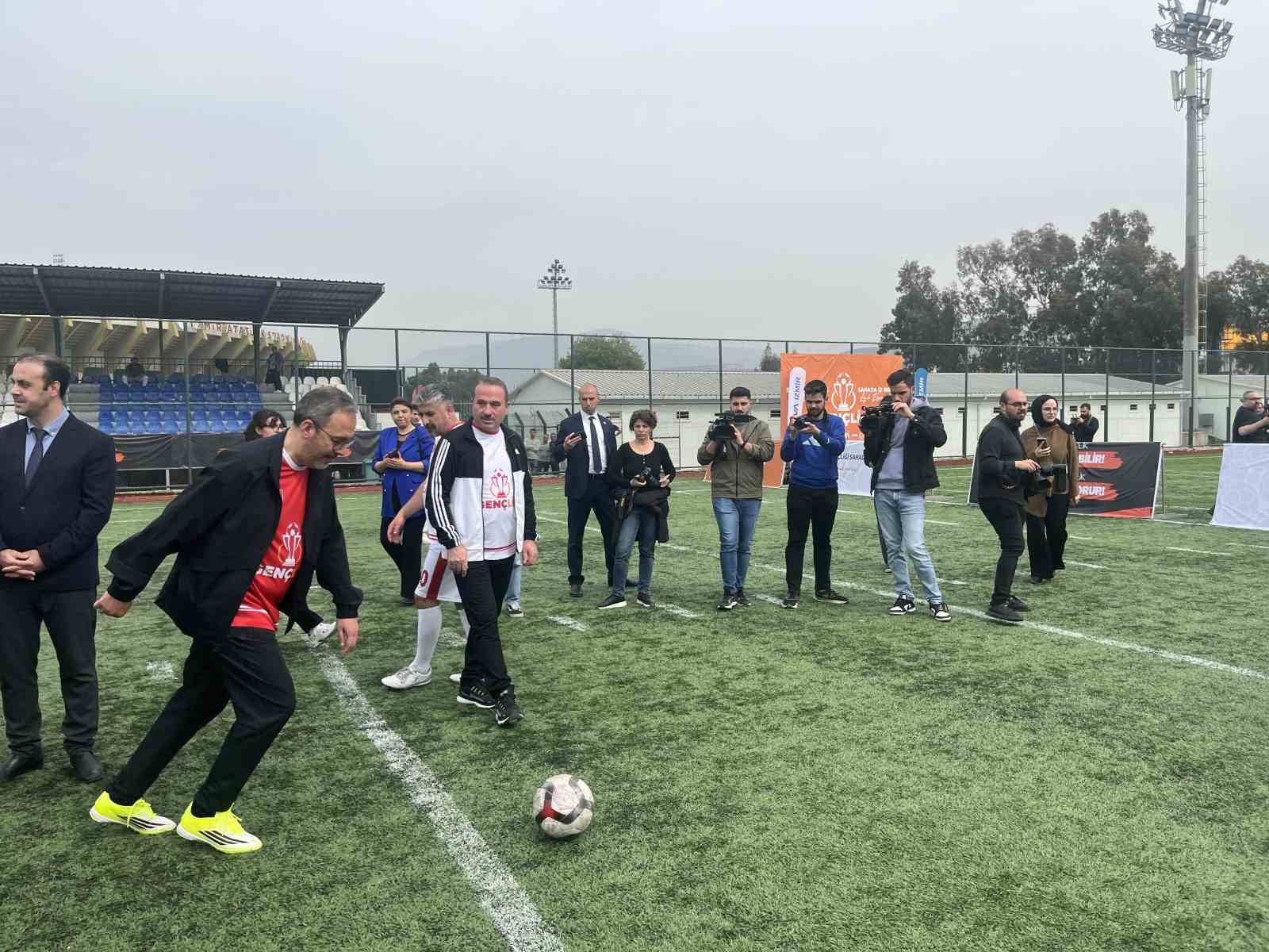 TÜGVA İzmir liseler arası ’Gençlig’ futbol turnuvası heyecanı başladı
