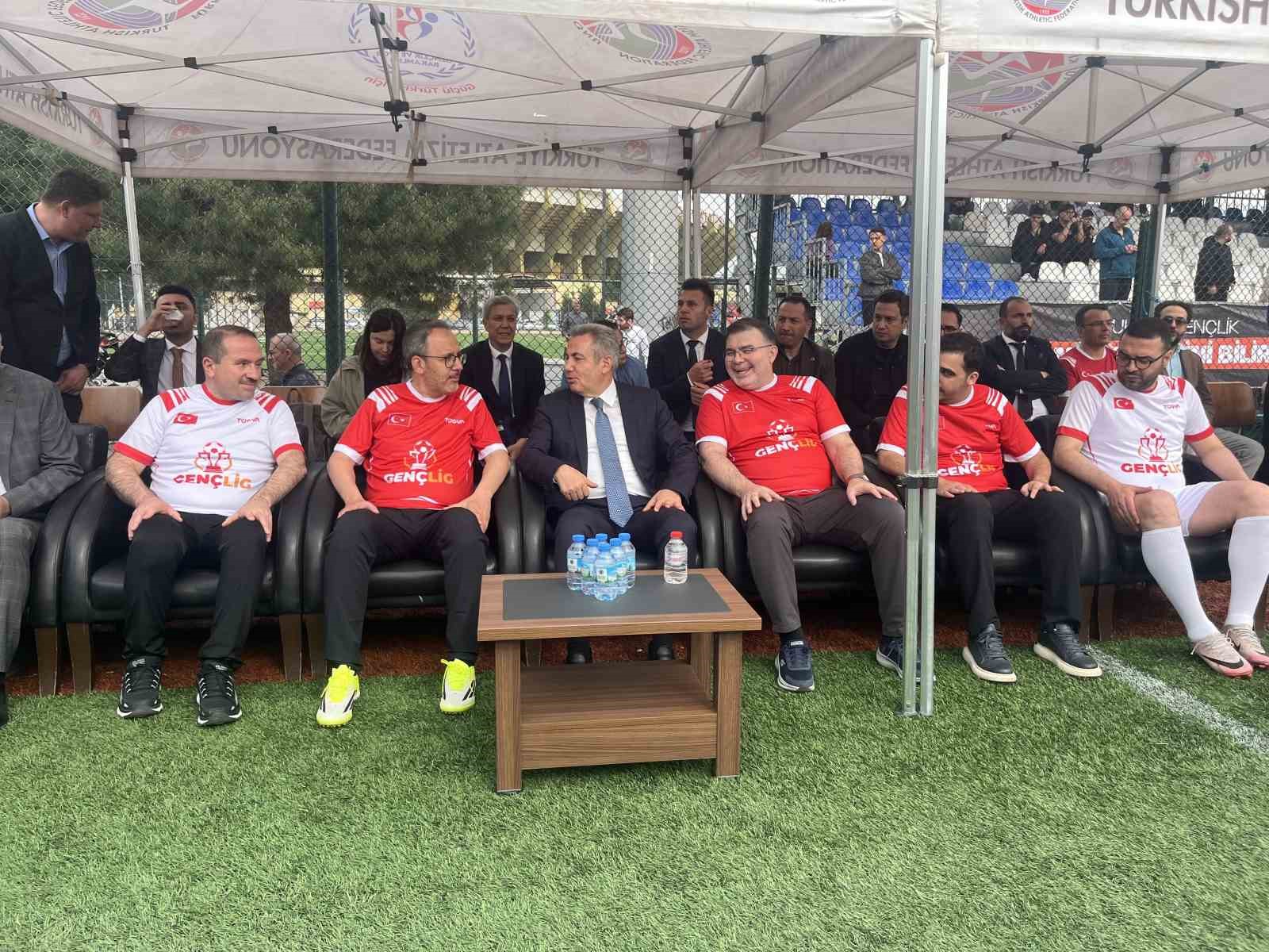 TÜGVA İzmir liseler arası ’Gençlig’ futbol turnuvası heyecanı başladı
