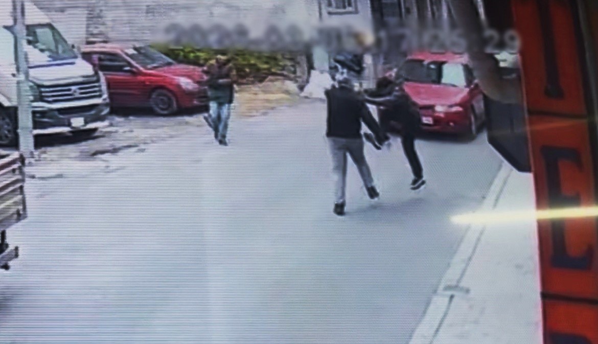 Tükürük kızdırdı, birbirlerine uçan tekmeyle saldırdılar
