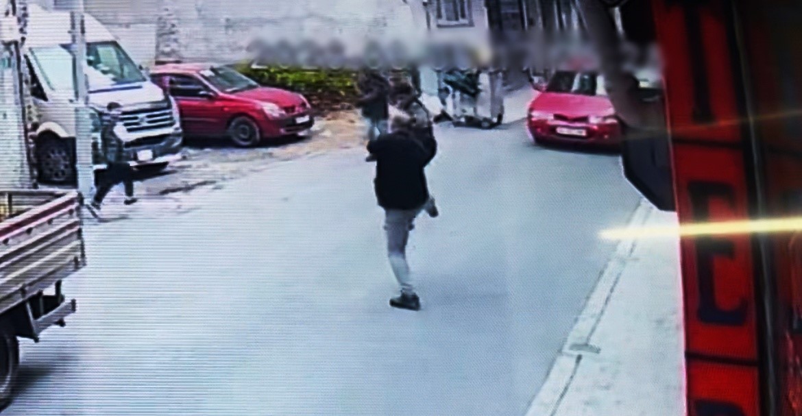 Tükürük kızdırdı, birbirlerine uçan tekmeyle saldırdılar
