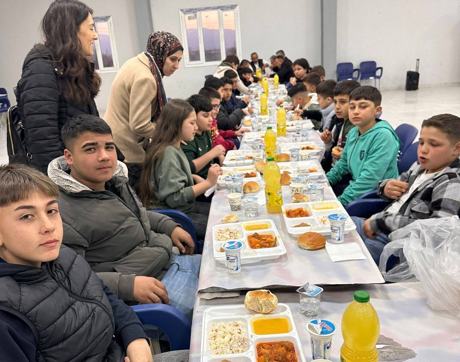 Tüm okul iftar sofrasında buluştu
Tüm okul iftar sofrasında buluştu