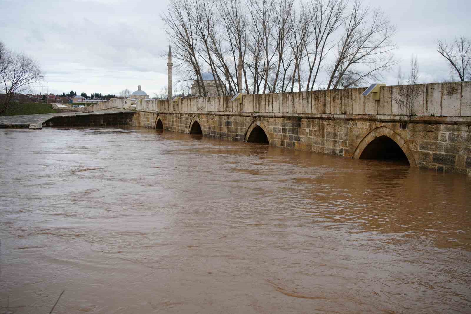 Tunca Nehri alarm veriyor: Tarım arazileri sular atında kaldı
