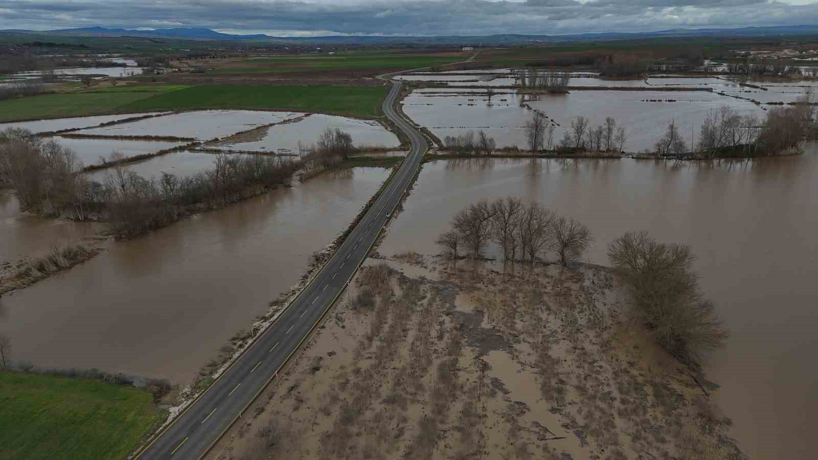 Tunca Nehri alarm veriyor: Tarım arazileri sular atında kaldı
