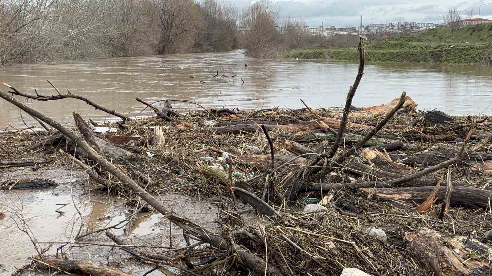 Tunca Nehri alarm veriyor: Tarım arazileri sular atında kaldı
