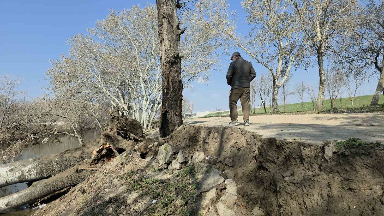 Tunca Nehri kıyısında toprak kayması: 9 yıl sonra gelen taşkınlar zemini etkiledi
