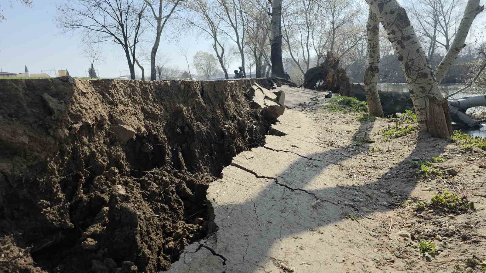 Tunca Nehri kıyısında toprak kayması: 9 yıl sonra gelen taşkınlar zemini etkiledi
