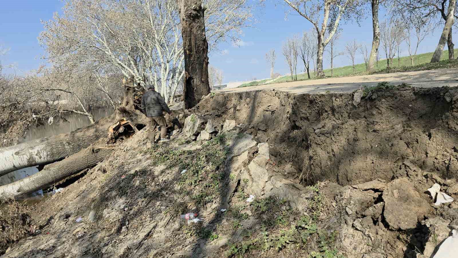 Tunca Nehri kıyısında toprak kayması: 9 yıl sonra gelen taşkınlar zemini etkiledi
