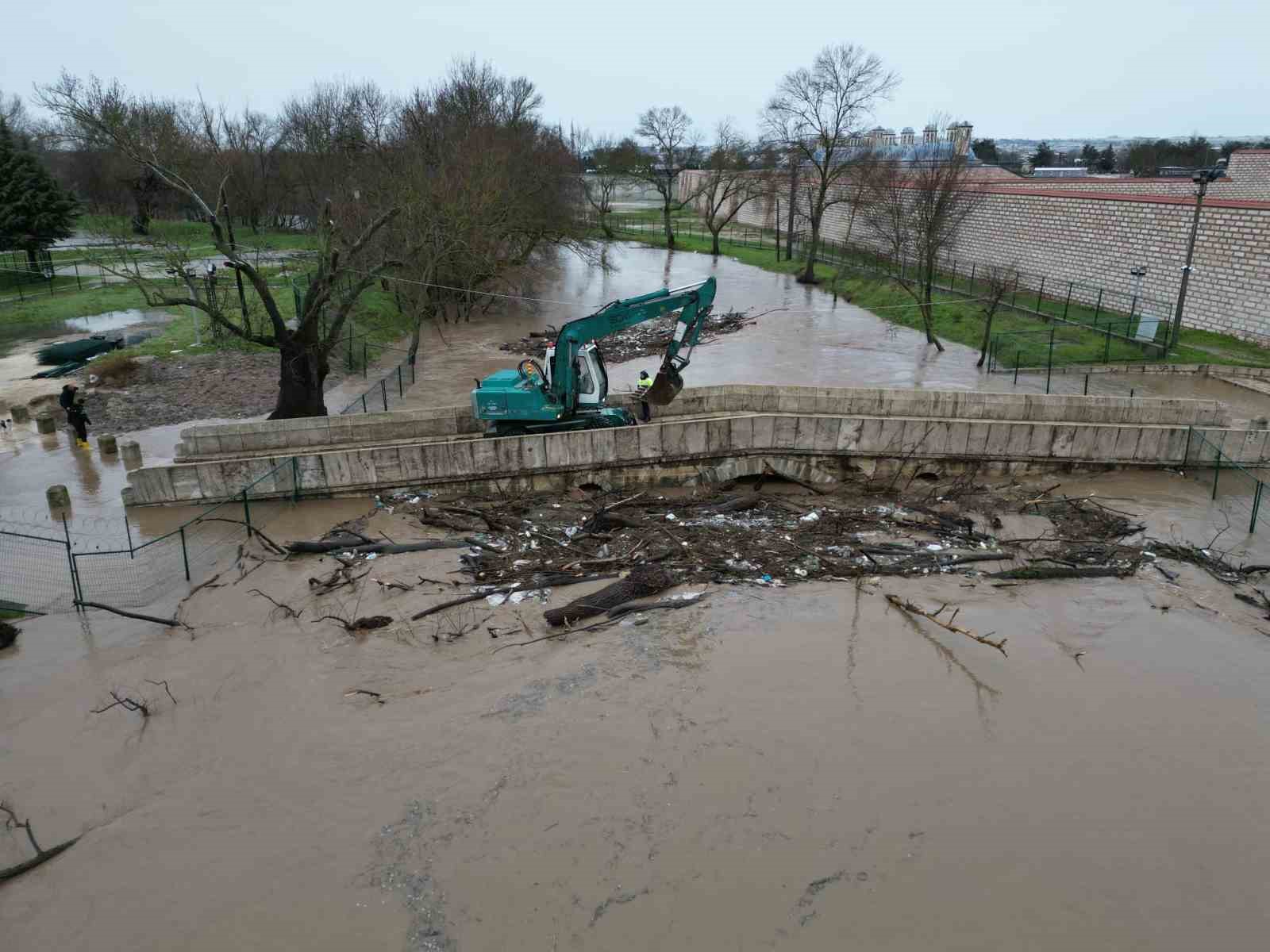 Tunca Nehri taştı, Kırkpınar güreşlerinin yapıldığı Er Meydanı sular altında kaldı
