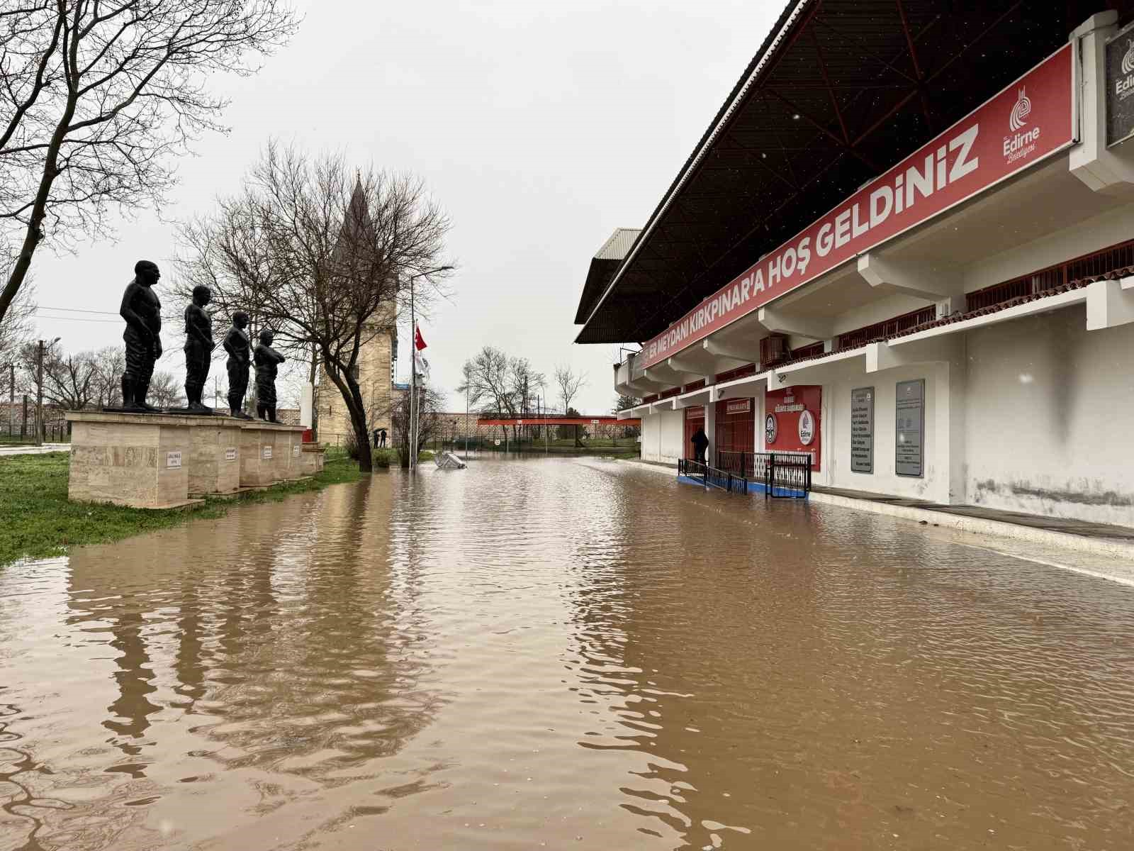 Tunca Nehri taştı, Kırkpınar güreşlerinin yapıldığı Er Meydanı sular altında kaldı
