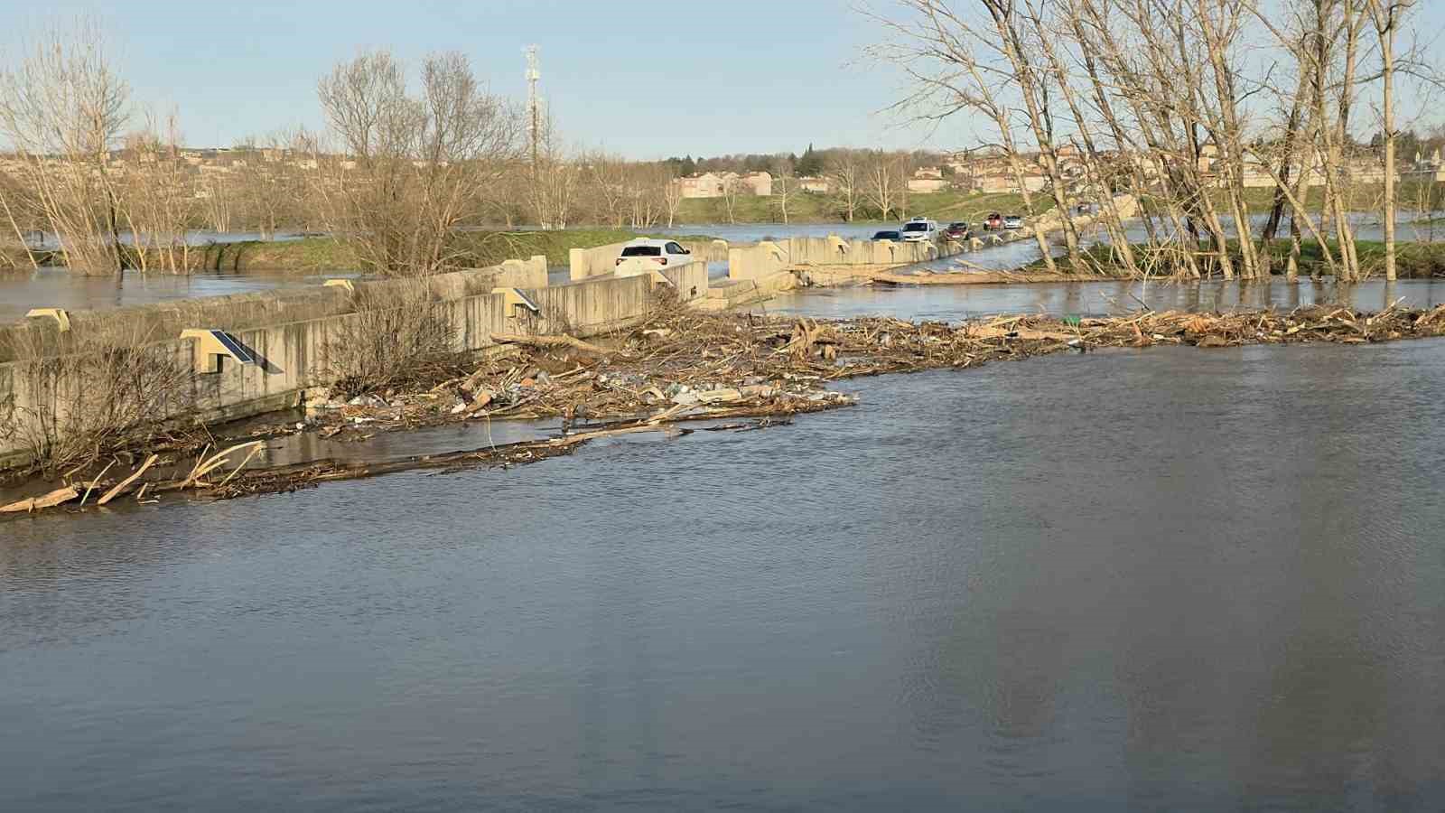 Tunca Nehri’nde turuncu alarm sürüyor, Sarayiçi’nde su yayılımı devam ediyor

