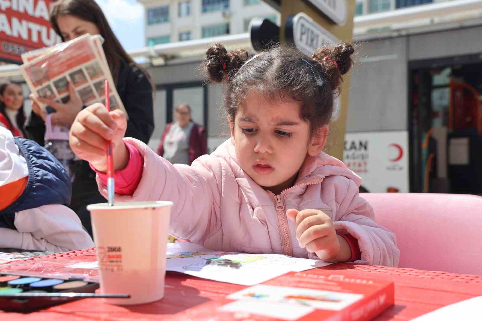 Tunceli Türk Kızılay’ından çocuklara şenlik, büyüklere bağış etkinliği
