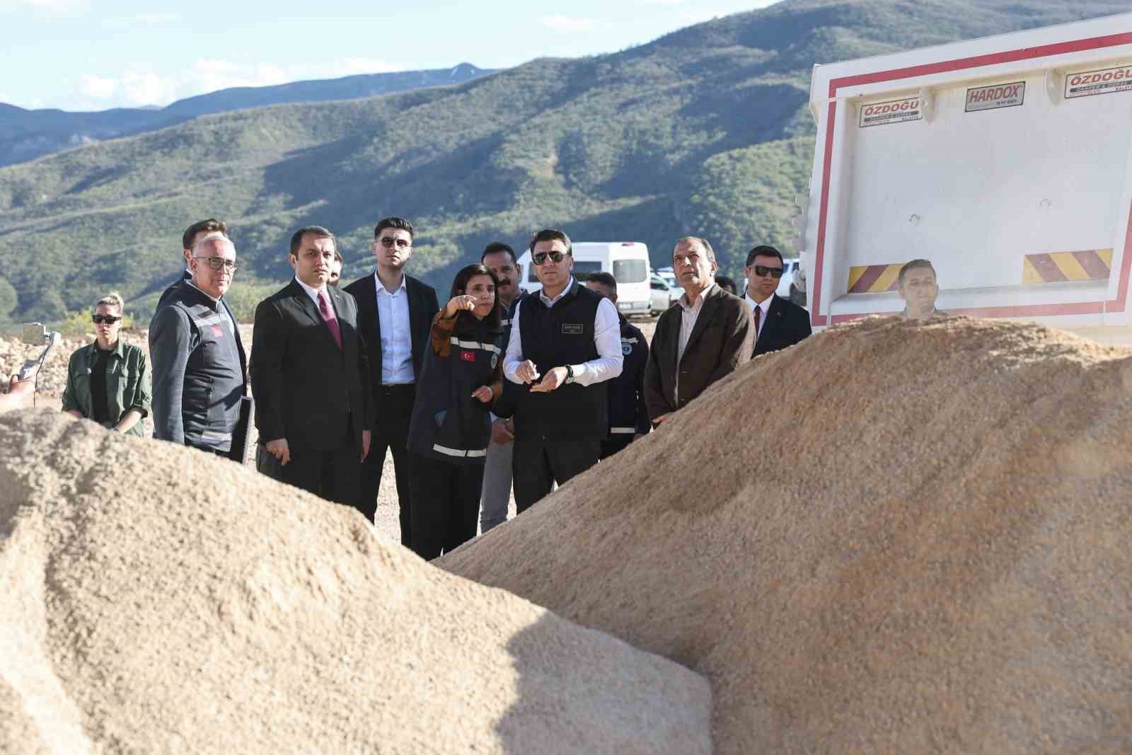 Tunceli’de 120 kilometrelik sıcak asfalt hedefi için dev tesis kuruldu
