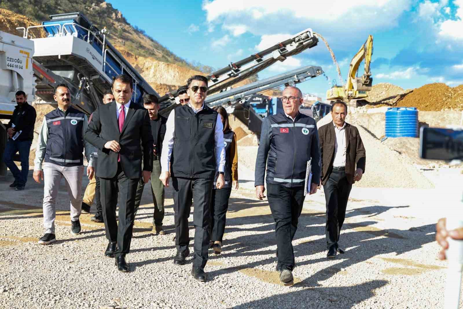 Tunceli’de 120 kilometrelik sıcak asfalt hedefi için dev tesis kuruldu
