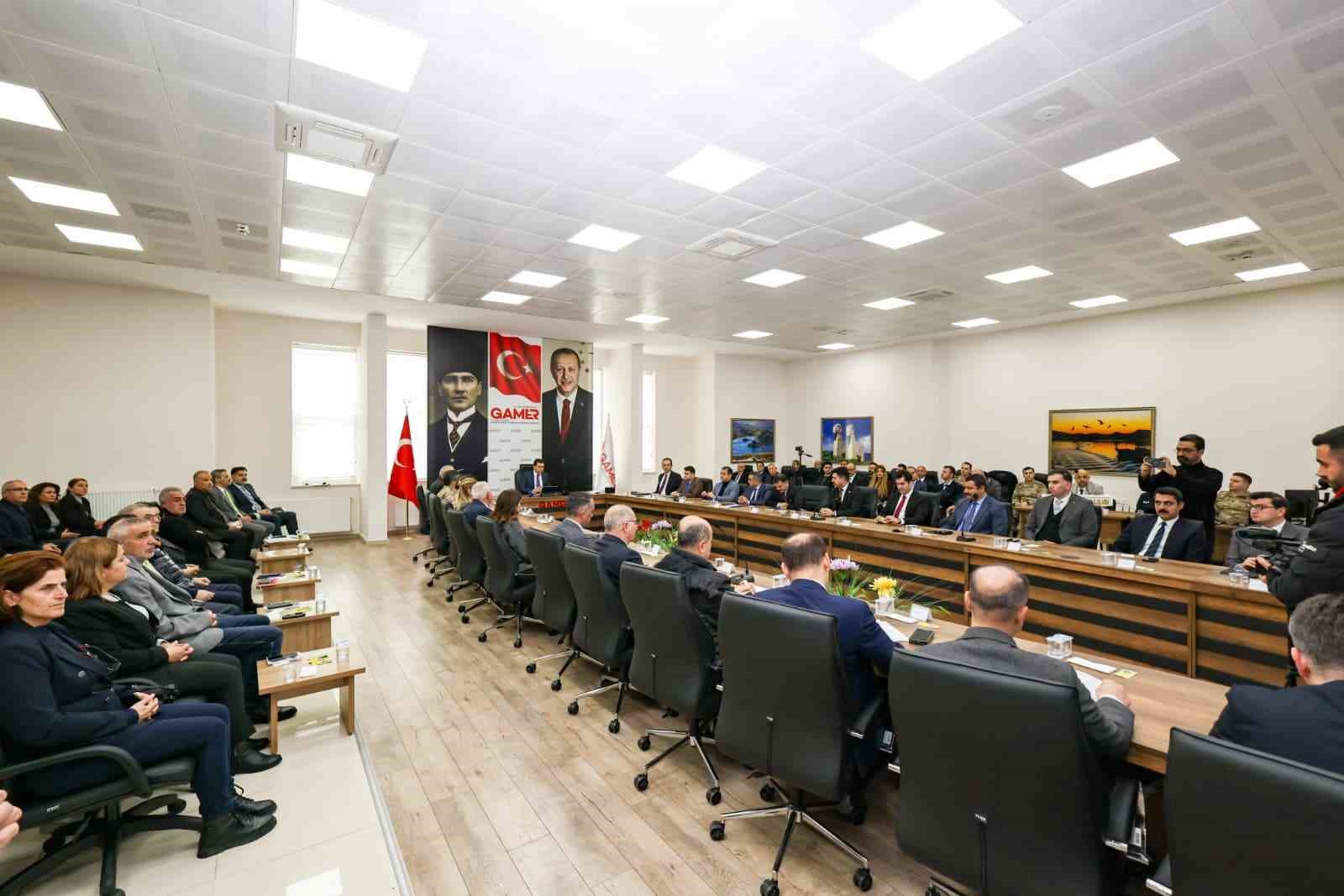 Tunceli’de 175 projede 27 milyar lirayı aşan dev yatırım
Tunceli’de 175 projede 27 milyar lirayı aşan dev yatırım