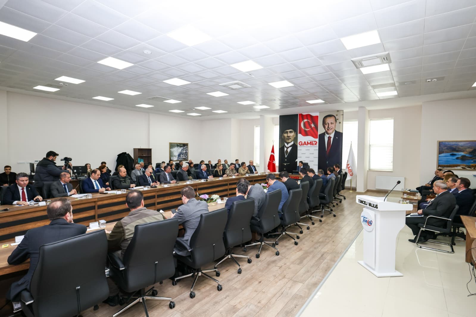 Tunceli’de 175 projede 27 milyar lirayı aşan dev yatırım
Tunceli’de 175 projede 27 milyar lirayı aşan dev yatırım