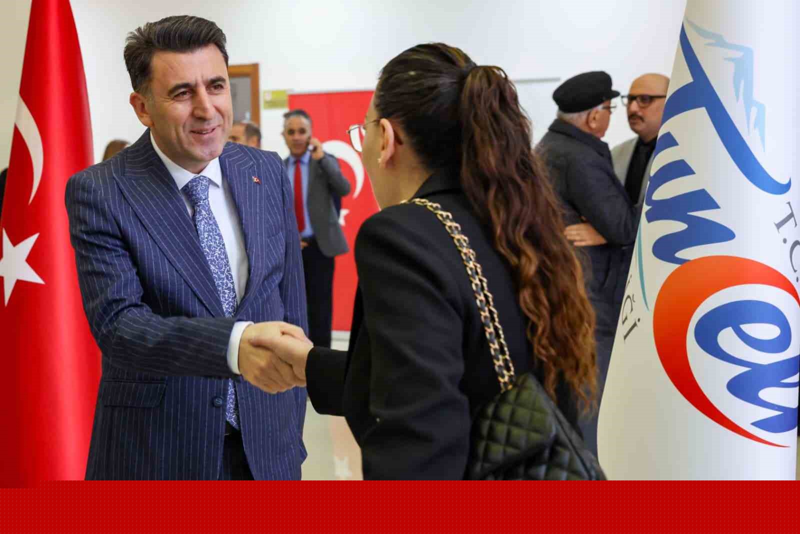 Tunceli’de bayramlaşma töreni
Tunceli’de bayramlaşma töreni