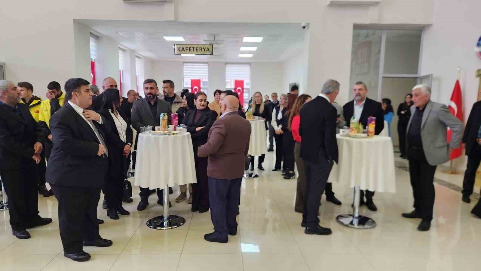 Tunceli’de bayramlaşma töreni
Tunceli’de bayramlaşma töreni