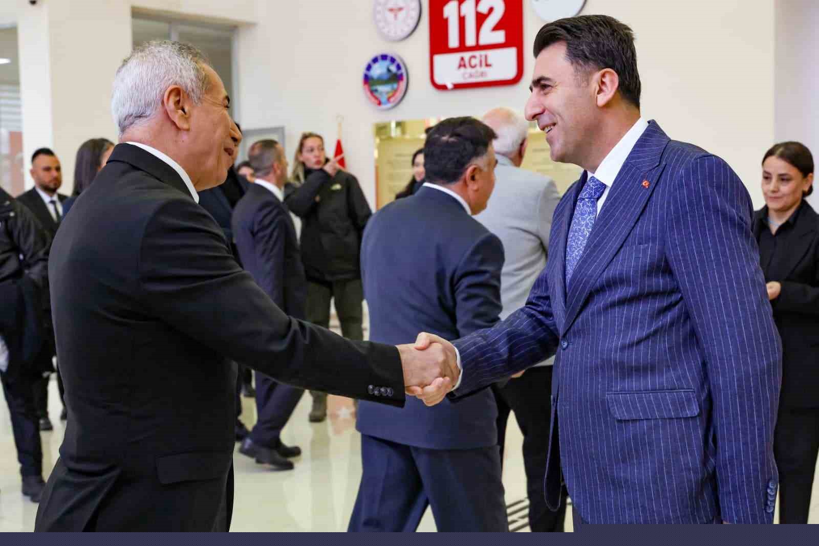 Tunceli’de bayramlaşma töreni
Tunceli’de bayramlaşma töreni