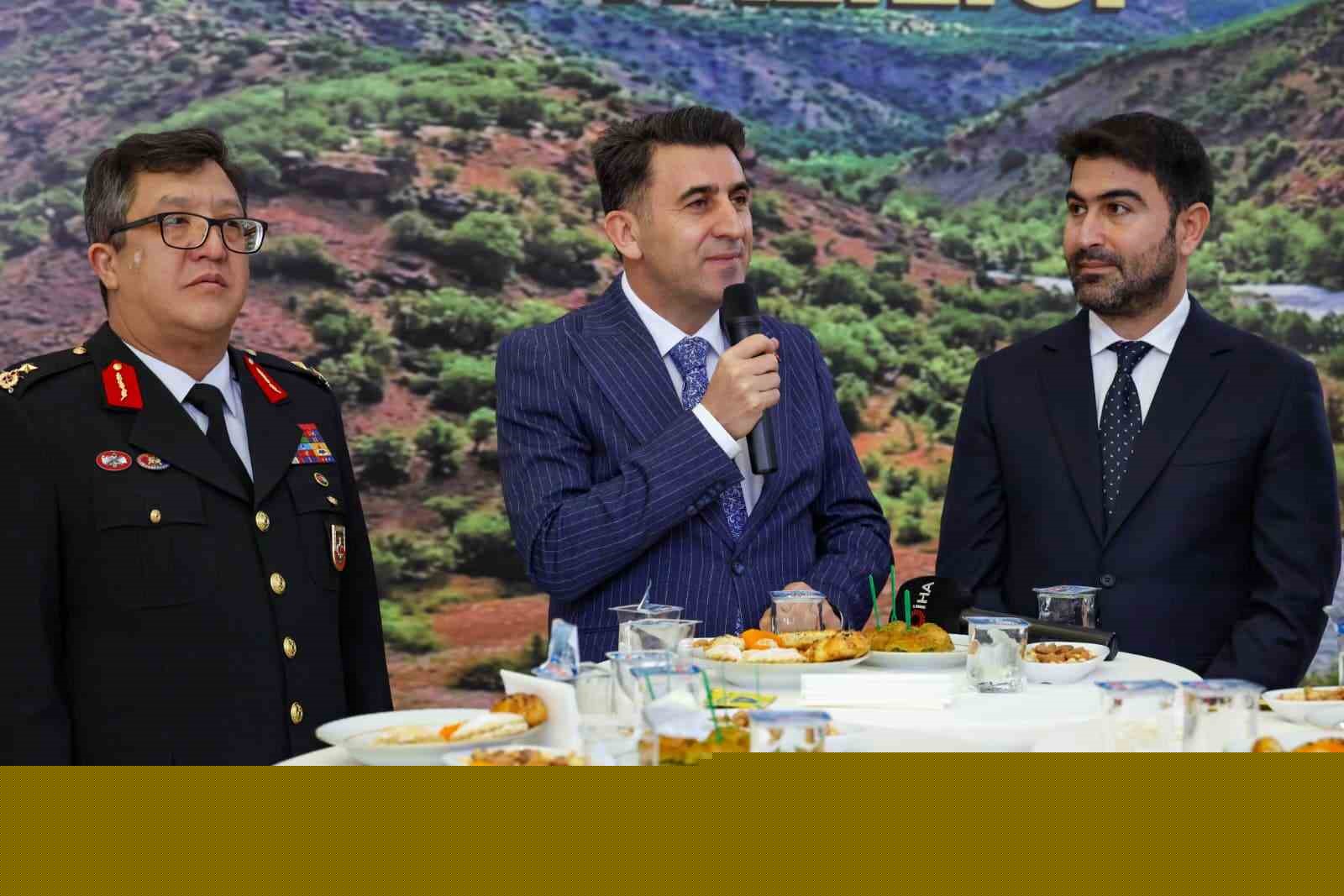 Tunceli’de bayramlaşma töreni
Tunceli’de bayramlaşma töreni