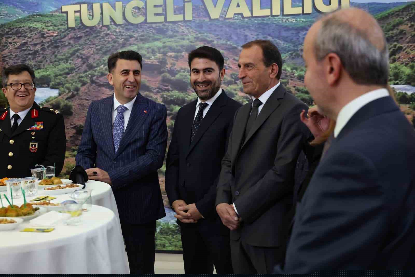 Tunceli’de bayramlaşma töreni
Tunceli’de bayramlaşma töreni