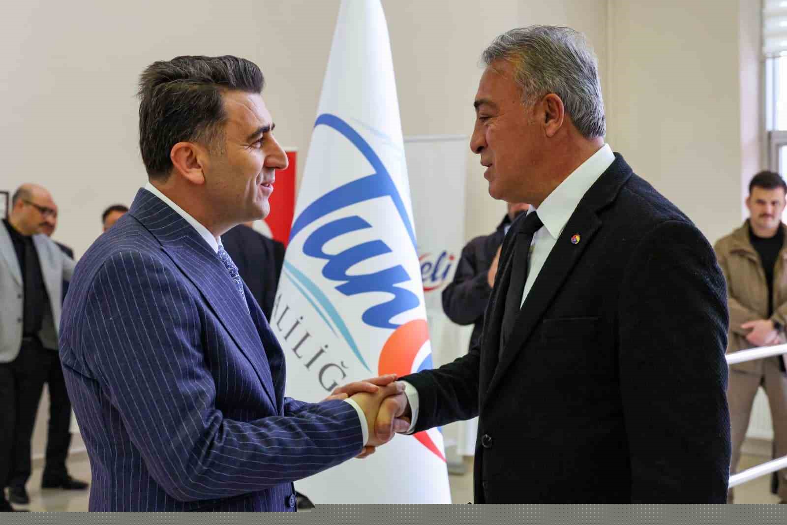 Tunceli’de bayramlaşma töreni
Tunceli’de bayramlaşma töreni