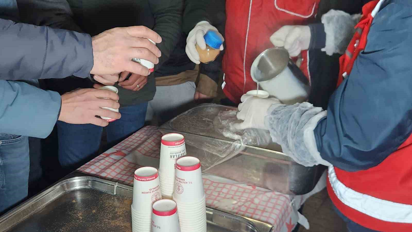 Tunceli’de Berat Kandili’nde vatandaşlara salep ikram edildi
