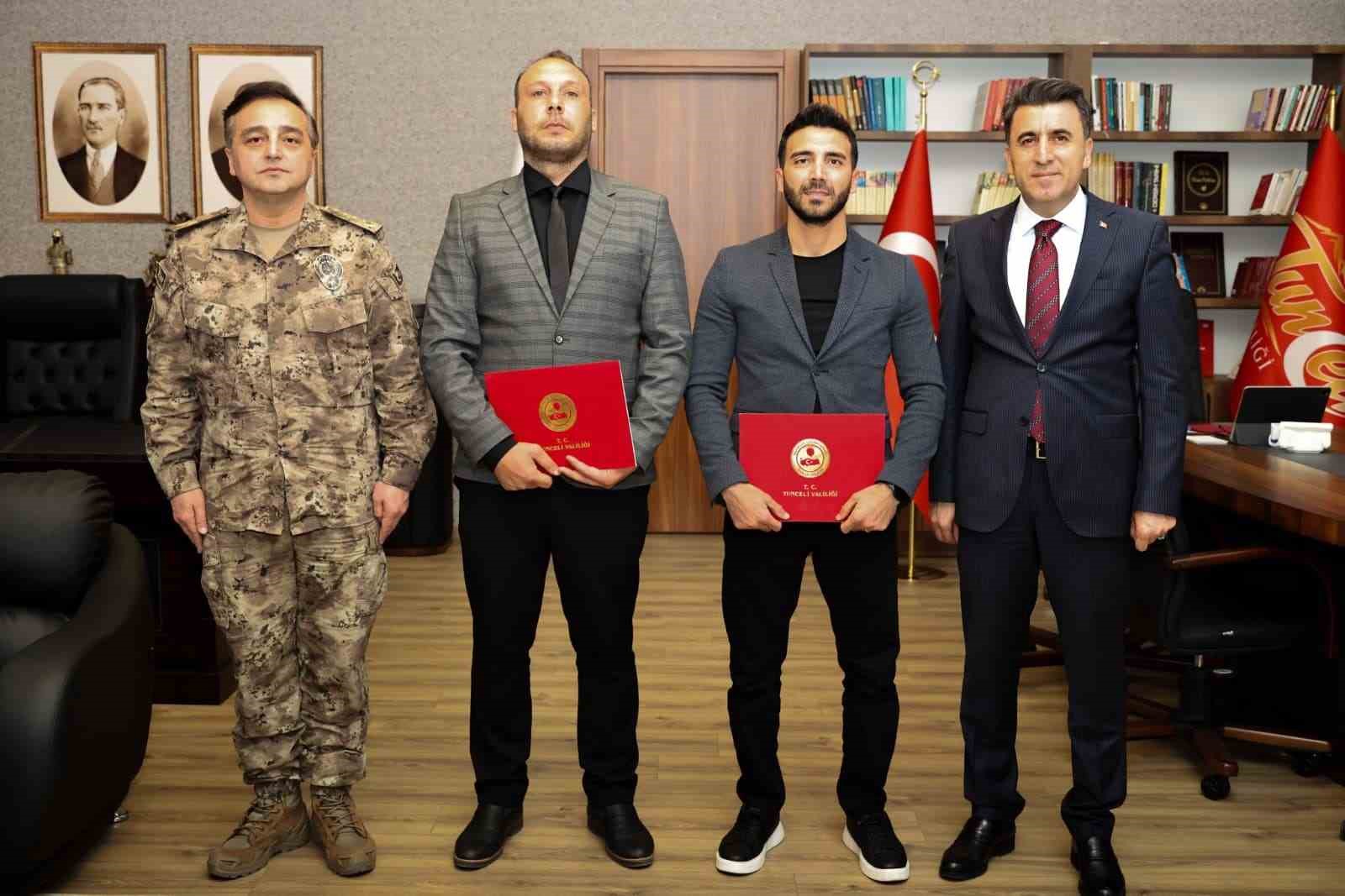 Tunceli’de boğulma tehlikesi geçiren çocuğu kurtaran polisler ödüllendirildi
