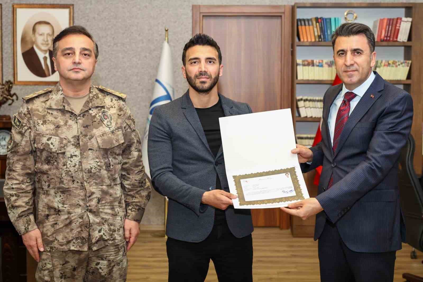 Tunceli’de boğulma tehlikesi geçiren çocuğu kurtaran polisler ödüllendirildi
