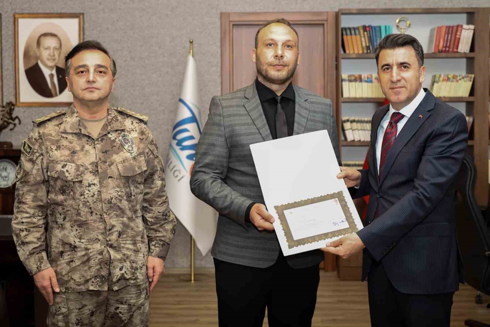 Tunceli’de boğulma tehlikesi geçiren çocuğu kurtaran polisler ödüllendirildi
