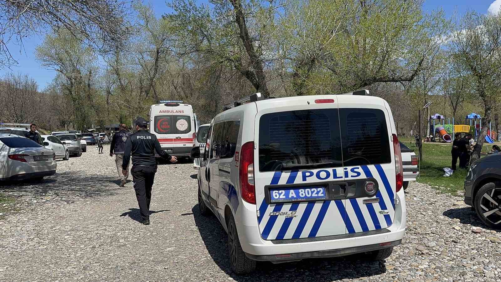 Tunceli’de boğulma tehlikesi geçiren çocuğu vatandaşlar kurtardı
