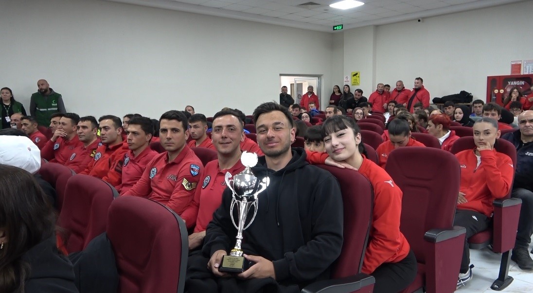 Tunceli’de düzenlenen Türkiye Rafting Şampiyonası son erdi
Tunceli’de düzenlenen Türkiye Rafting Şampiyonası son erdi