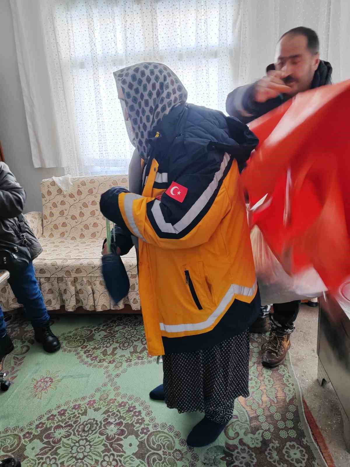 Tunceli’de ekipler karda 1 buçuk kilometre yürüyerek hastaya ulaştı
