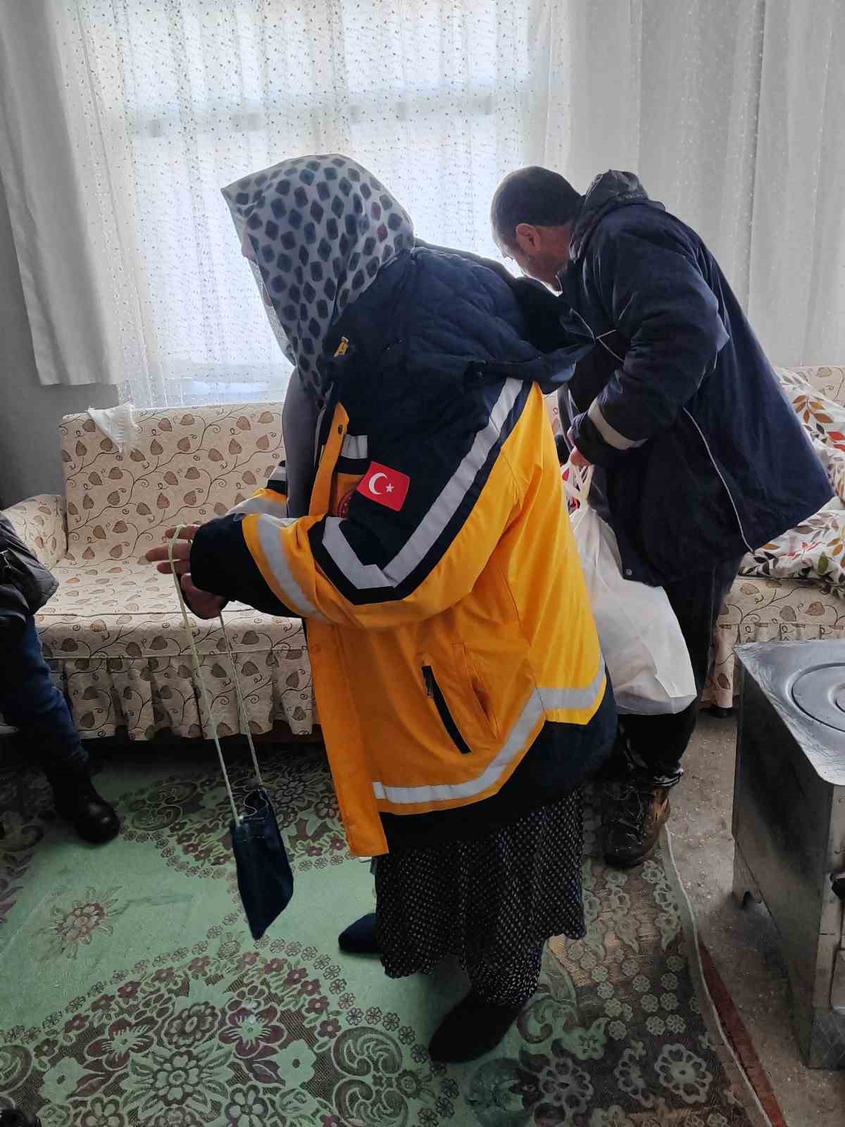 Tunceli’de ekipler karda 1 buçuk kilometre yürüyerek hastaya ulaştı
