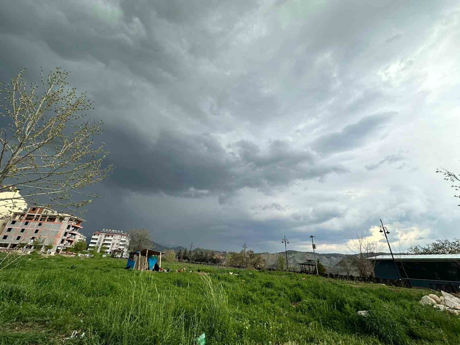 Tunceli’de gök gürültülü sağanak ve dolu yağışı etkili oldu
