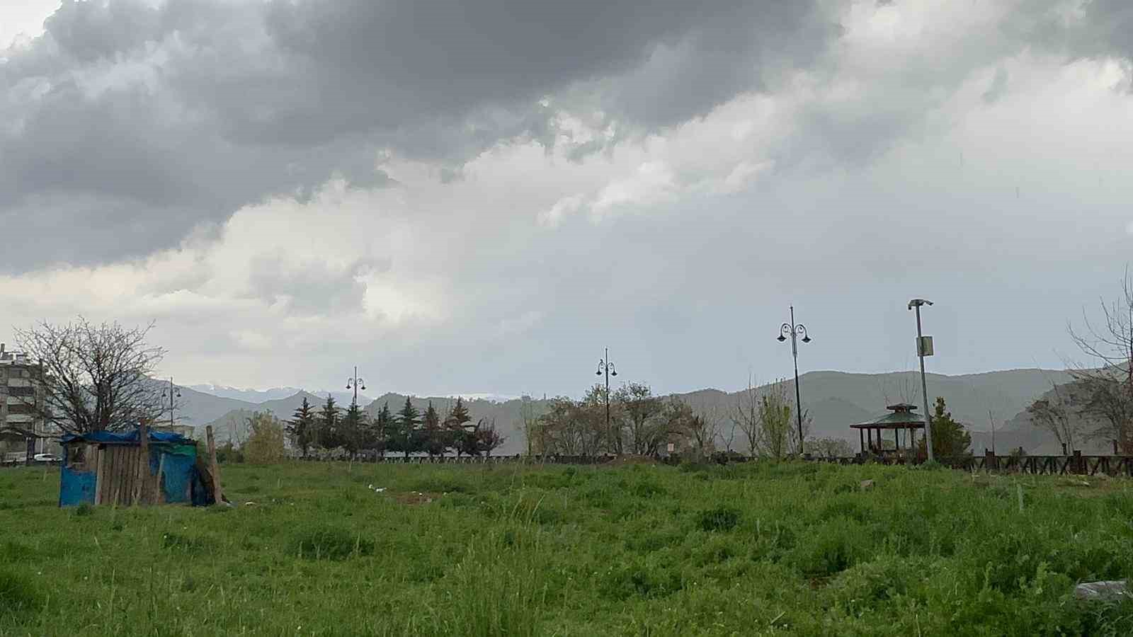 Tunceli’de gök gürültülü sağanak ve dolu yağışı etkili oldu
