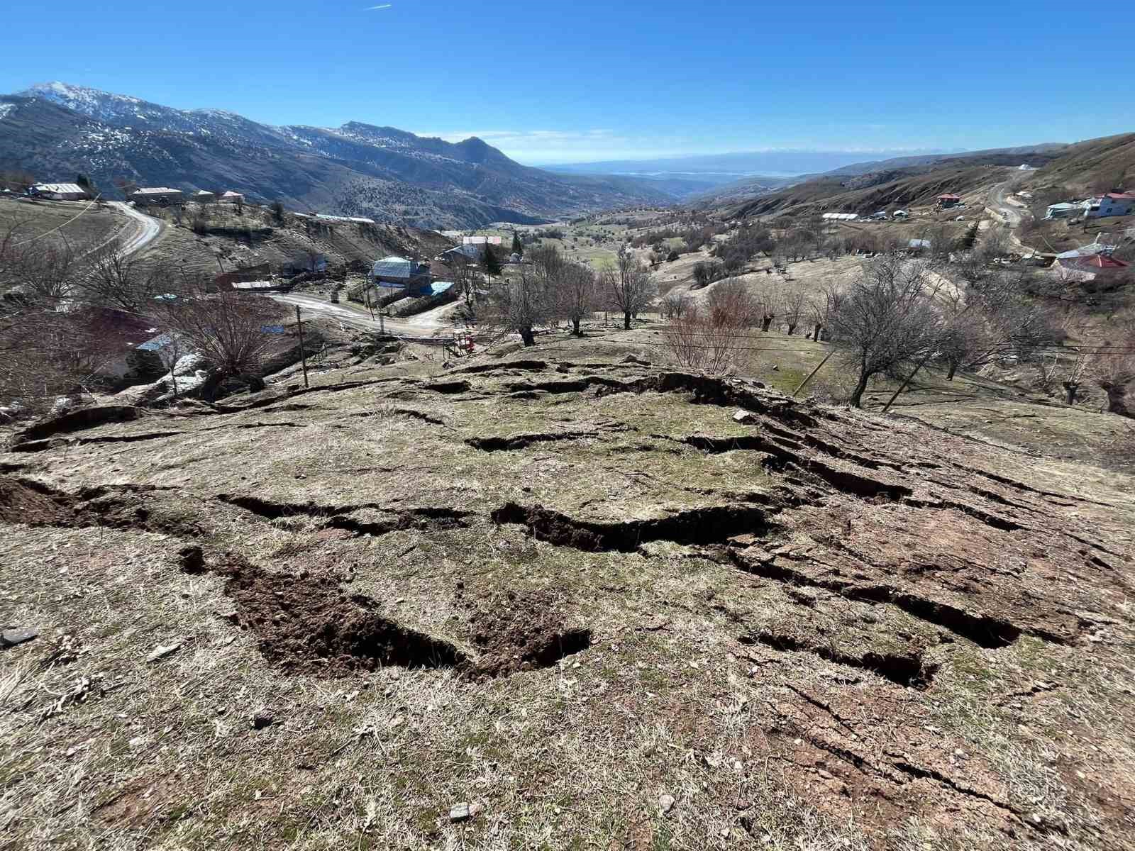 Tunceli’de heyelan tedbirleri: 19 konuttan 7’si boşaltıldı
Tunceli’de heyelan tedbirleri: 19 konuttan 7’si boşaltıldı