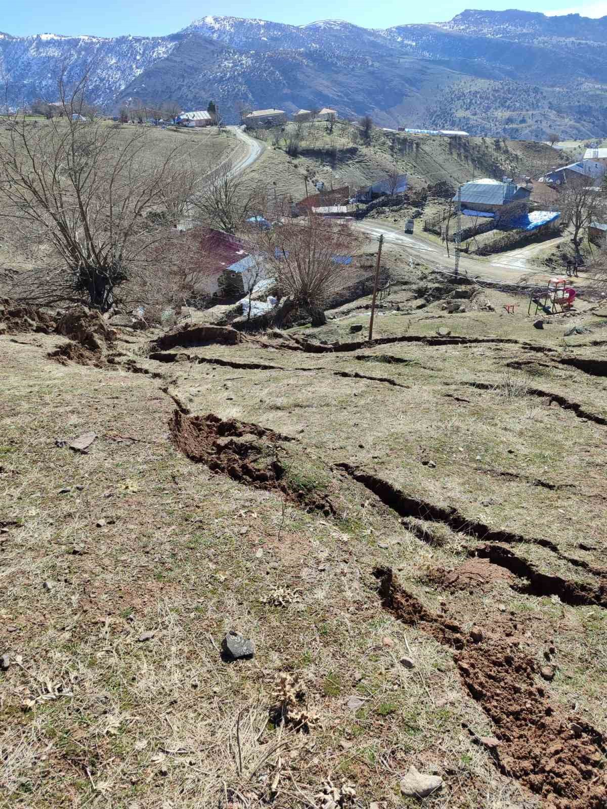 Tunceli’de heyelan tedbirleri: 19 konuttan 7’si boşaltıldı
Tunceli’de heyelan tedbirleri: 19 konuttan 7’si boşaltıldı