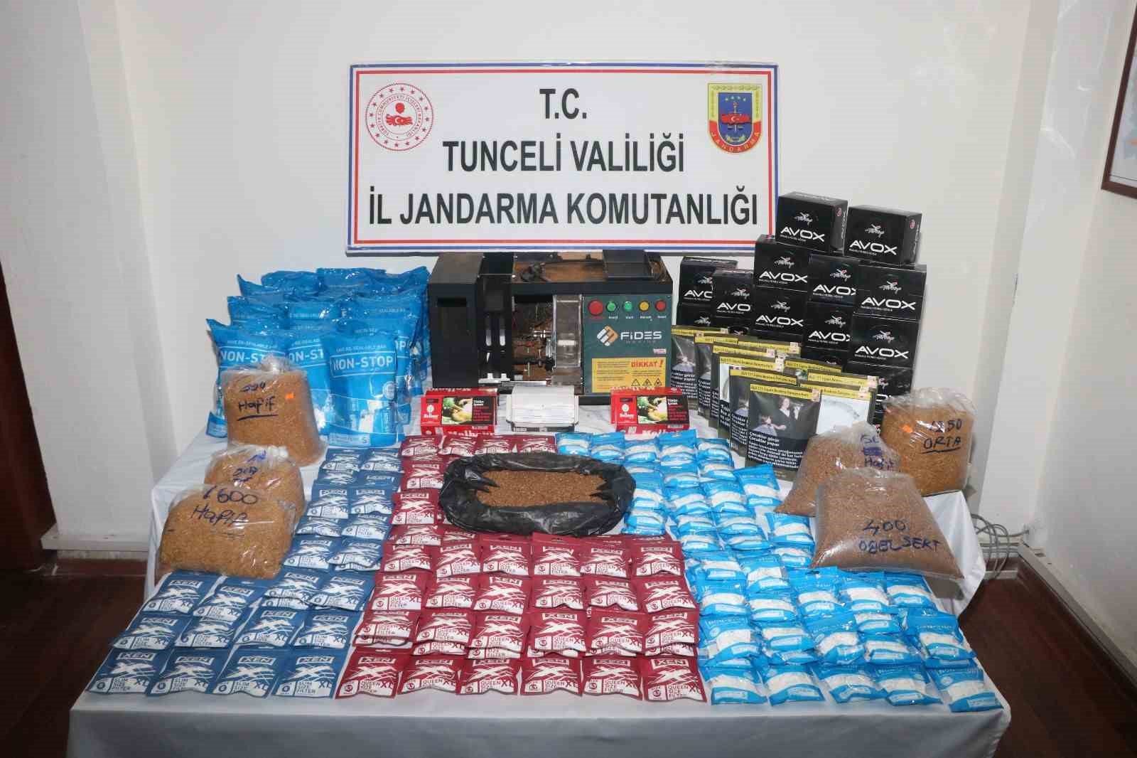 Tunceli’de kaçak alkol ve tütün operasyonu
Tunceli’de kaçak alkol ve tütün operasyonu