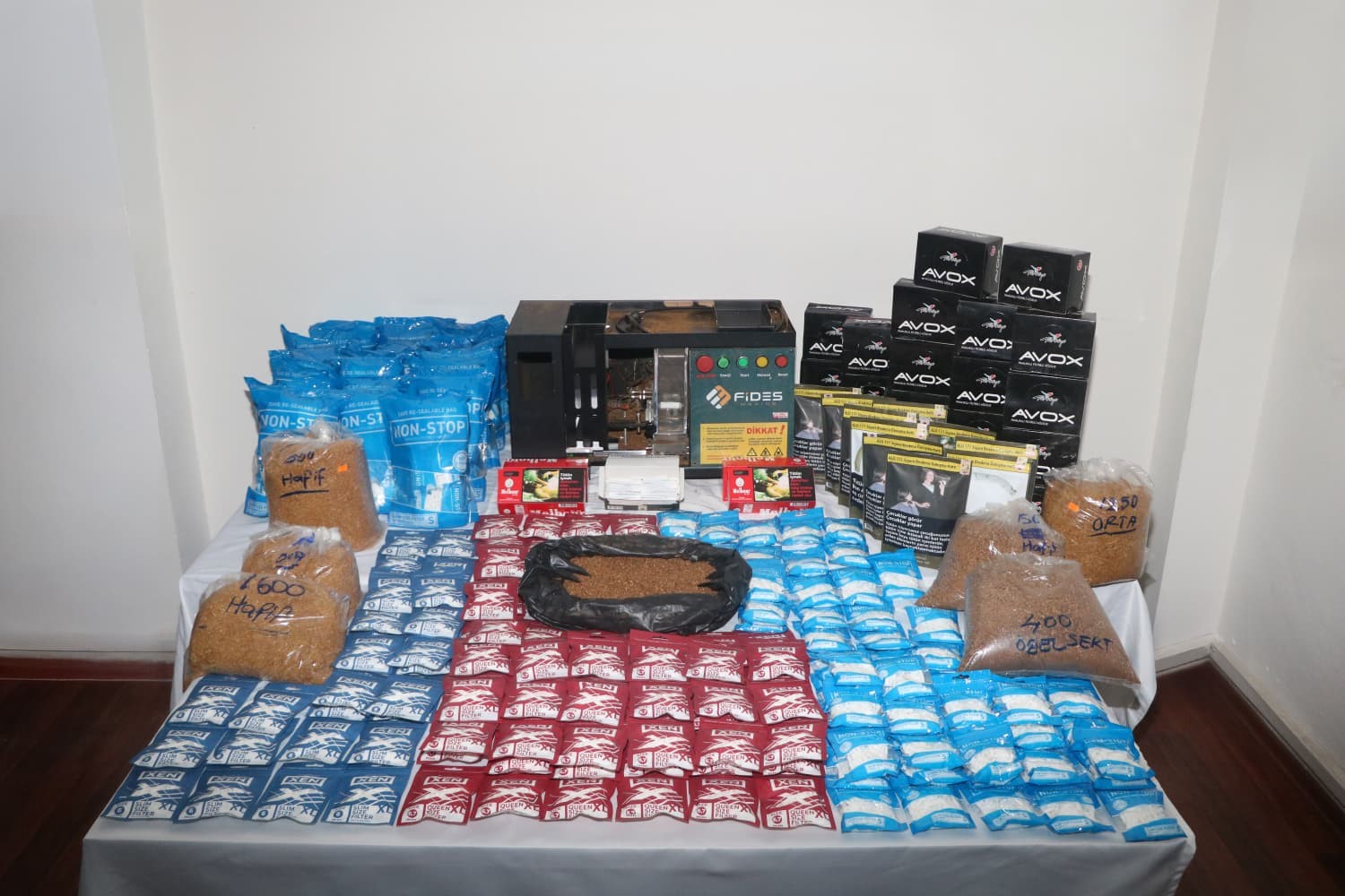 Tunceli’de kaçak alkol ve tütün operasyonu
Tunceli’de kaçak alkol ve tütün operasyonu