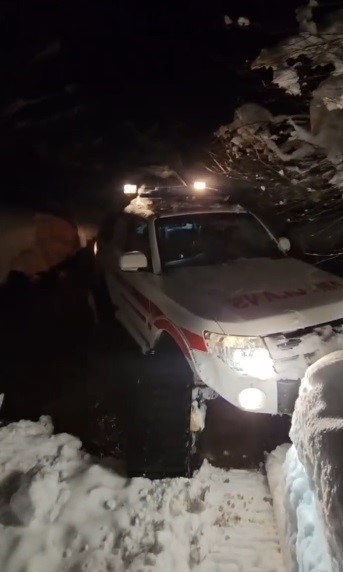 Tunceli’de kapalı yollar aşıldı, ayağı kırılan yaşlı kadın hastaneye ulaştırıldı

