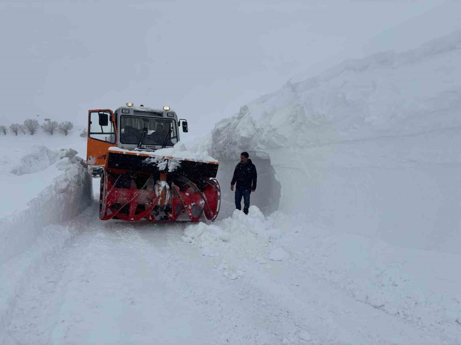Tunceli’de kar kalınlığı 3,5 metreyi buldu
