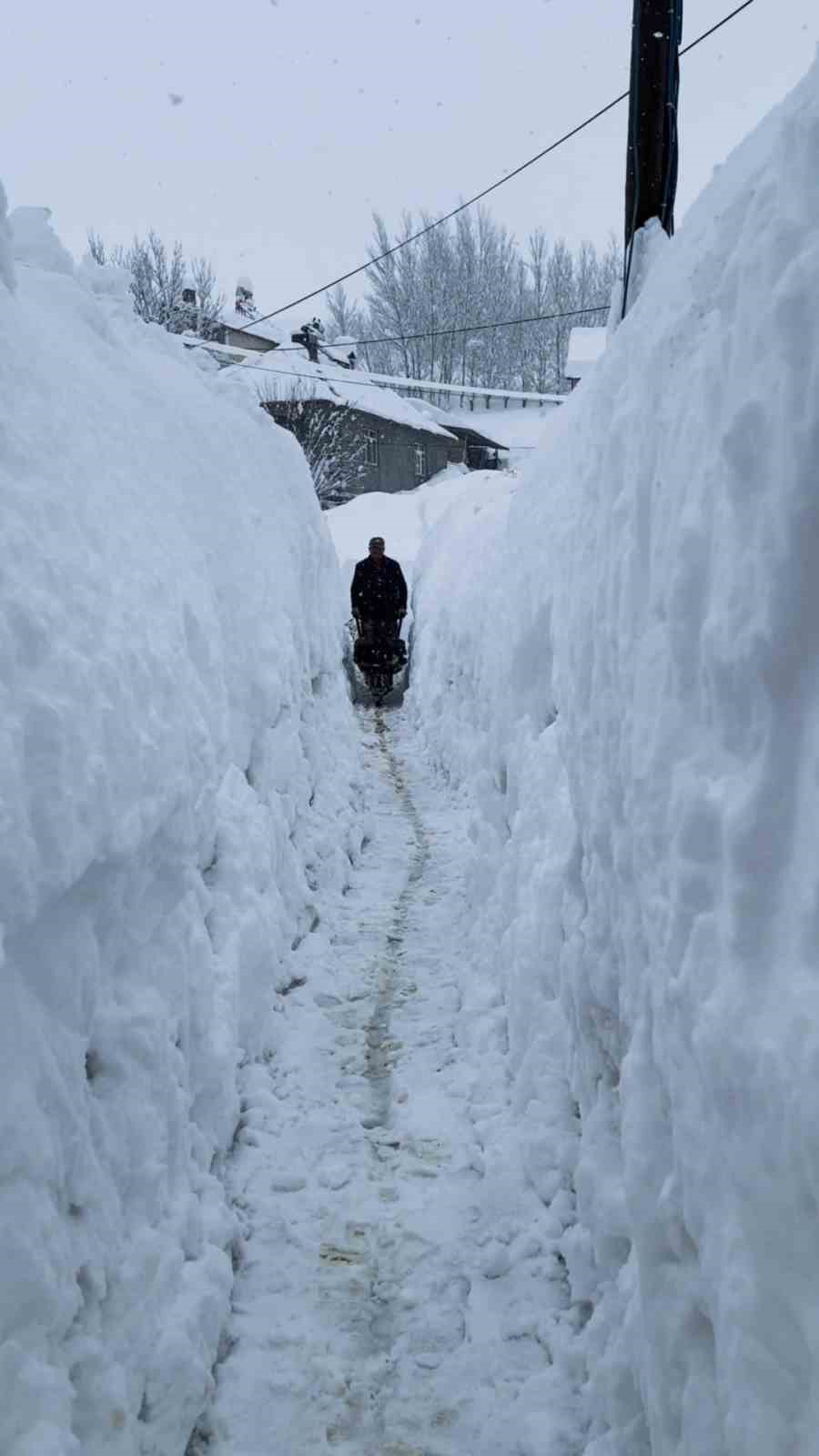 Tunceli’de kar kalınlığı insan boyunu geçti
