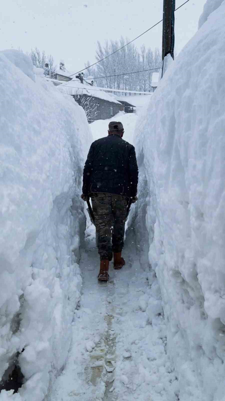 Tunceli’de kar kalınlığı insan boyunu geçti

