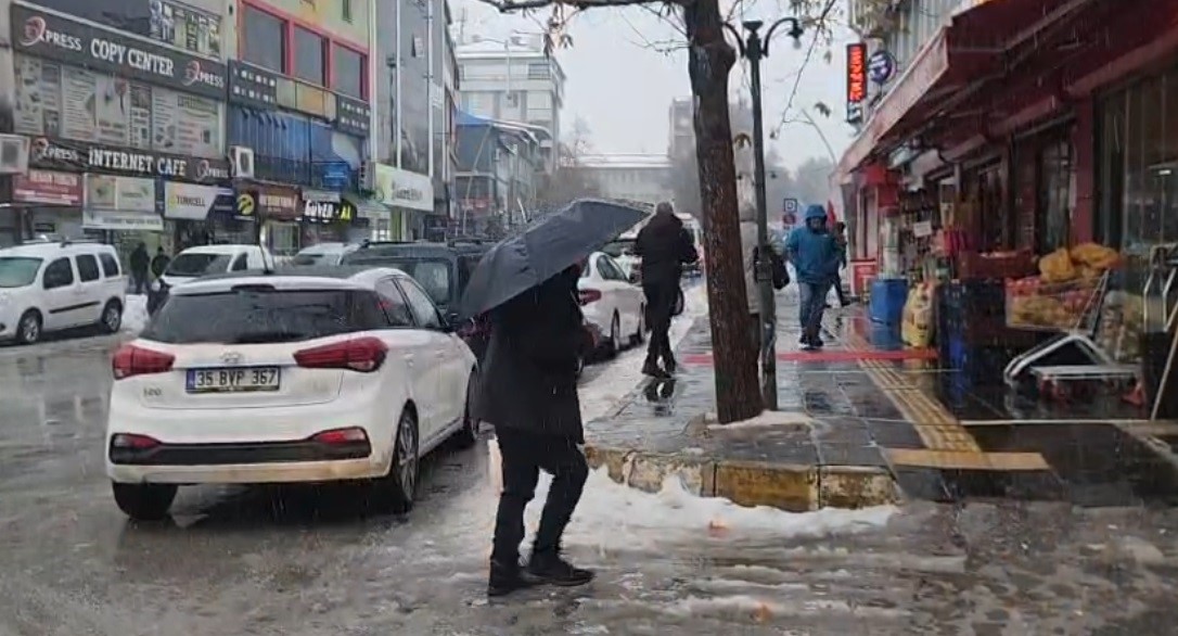 Tunceli’de kar ve fırtına etkili oldu
