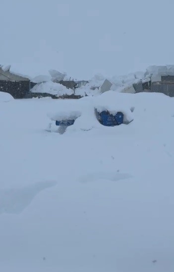 Tunceli’de kar yüküne dayanamayan iş yerinin çatısı çöktü
