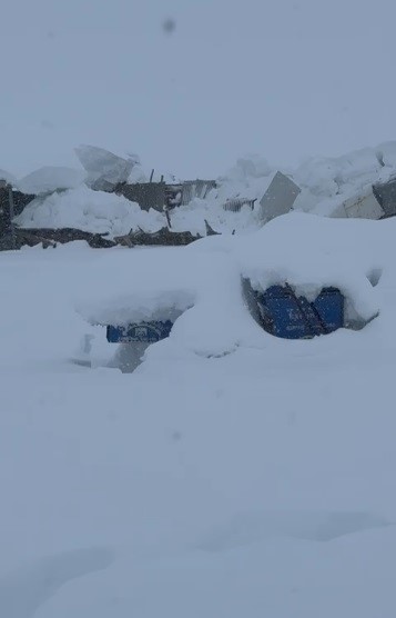 Tunceli’de kar yüküne dayanamayan iş yerinin çatısı çöktü
