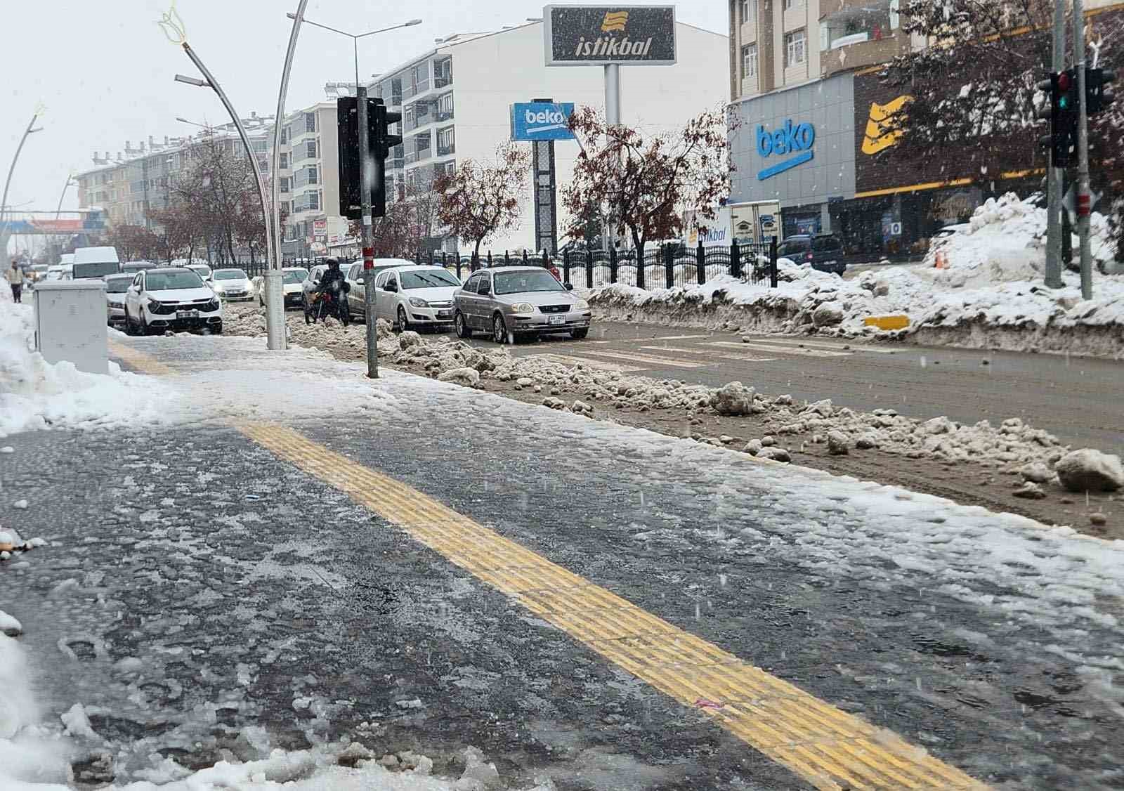 Tunceli’de karla karışık yağmur etkili oldu
