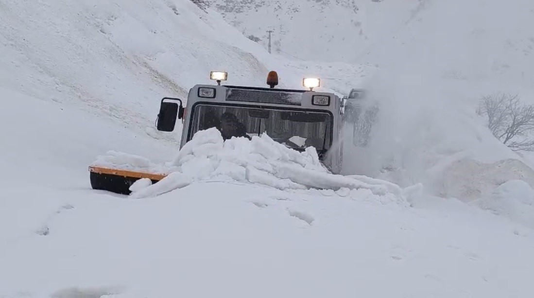 Tunceli’de karla mücadele çalışmaları aralıksız sürüyor
